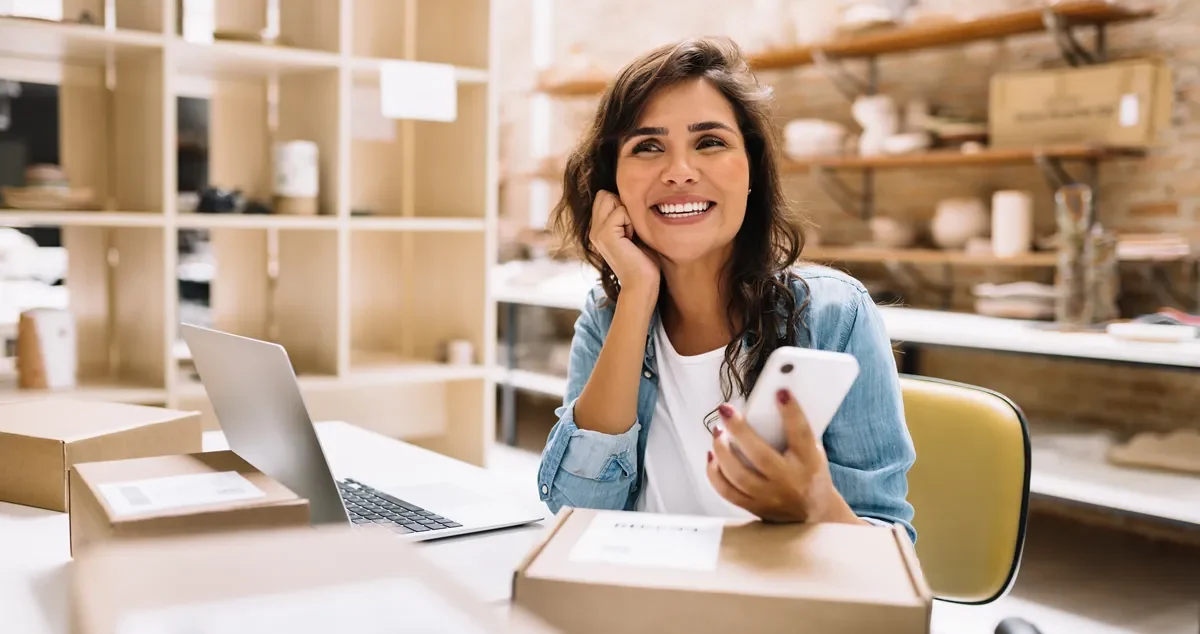 بائعة عبر الإنترنت في الإمارات تجهّز طلبات Amazon.ae ونون